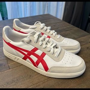 Men’s ASICS Gel size 10. Never worn outside. Pre owned